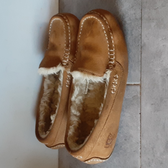 UGG  slipper  size  8 women - Picture 4 of 5
